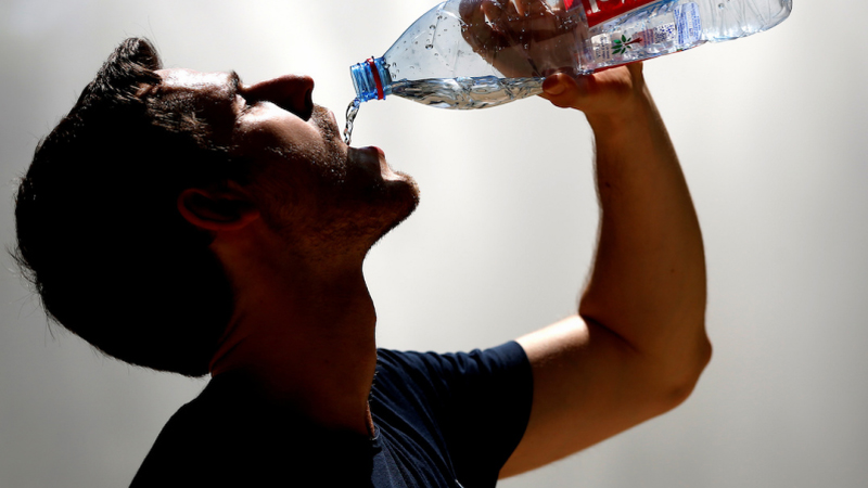 PAFI Kota Sukamara – Minum Air Putih Berlebihan Ternyata Bisa Berbahaya? Ini Penjelasannya